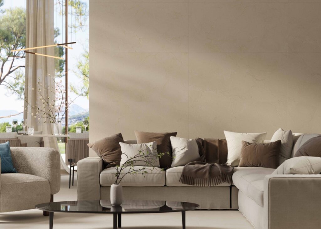 Ambiance de la collection Crema Marfil — grès cérame effet marbre Cristacer