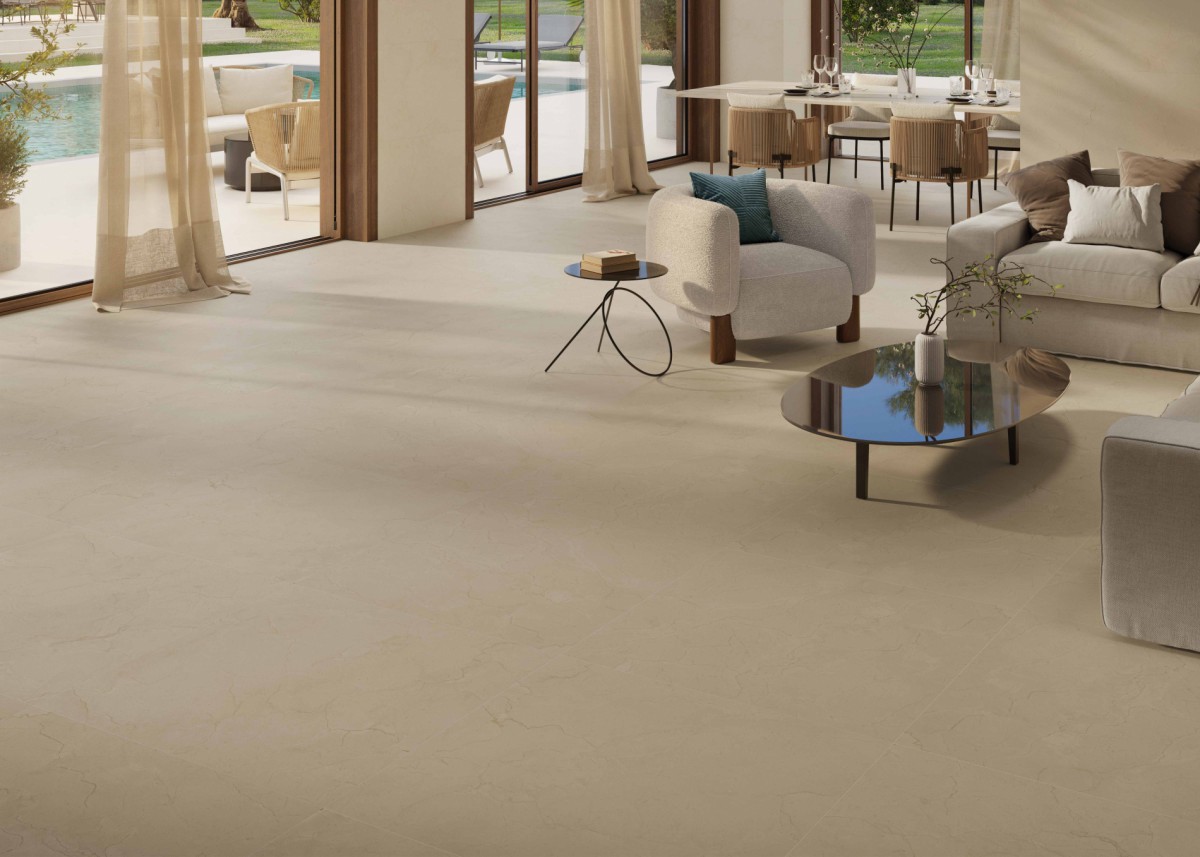 Ambiance fabricant — Crema Marfil — grès cérame effet marbre Cristacer