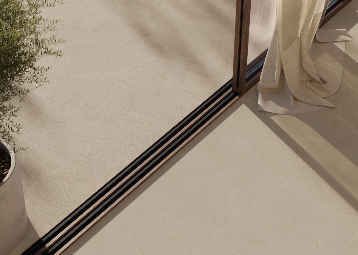 Ambiance fabricant — Crema Marfil — grès cérame effet marbre Cristacer