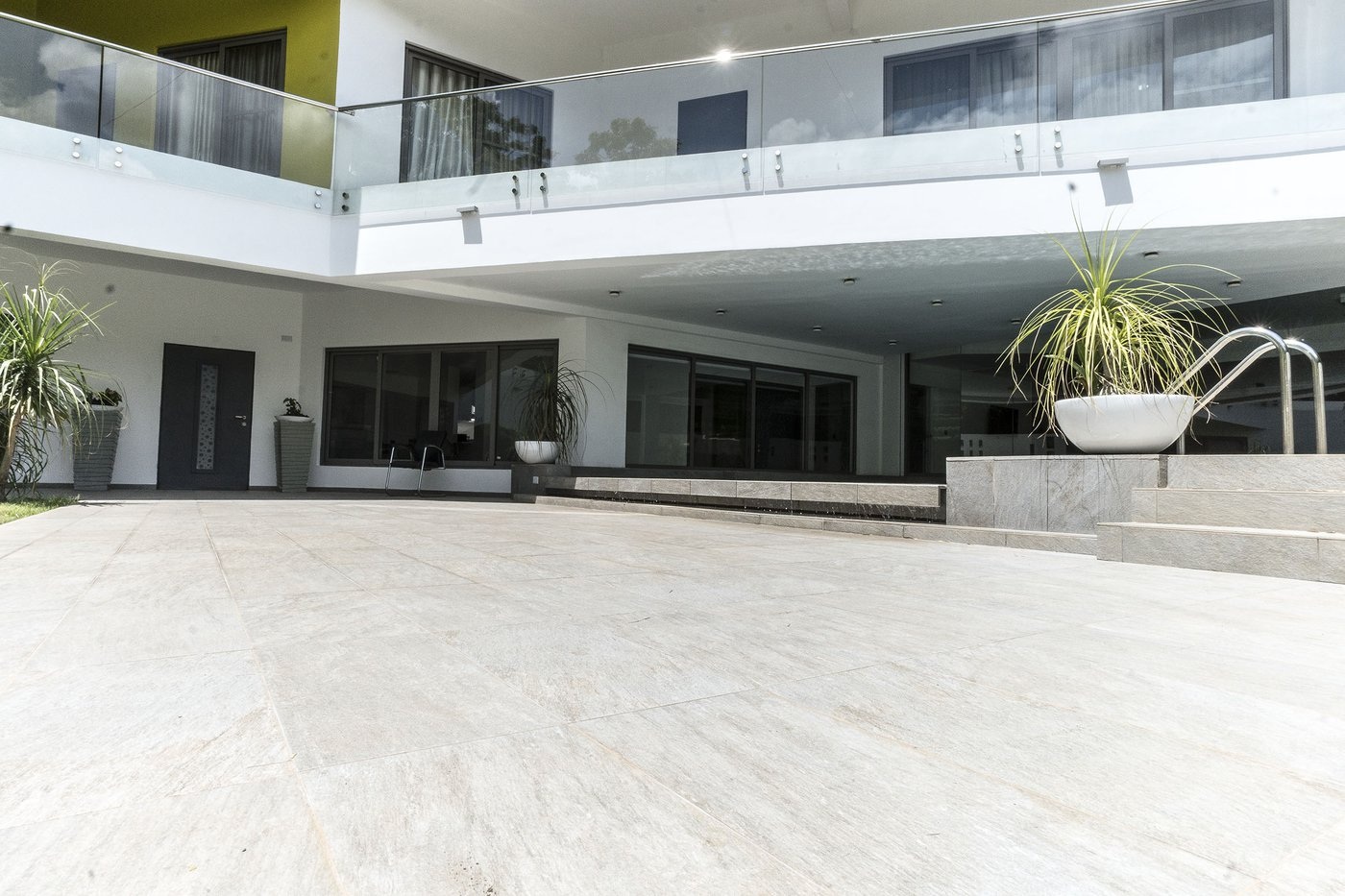Ambiance de la collection Stoneline — dalles 20 mm